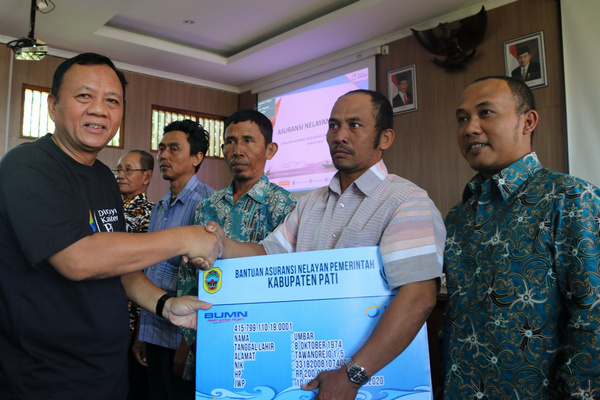 Prosesi penyerahan bantuan nontunai kepada nelayan di Kabupaten Pati, Jateng, Kamis (8/8). (Foto: Pemkab Pati)