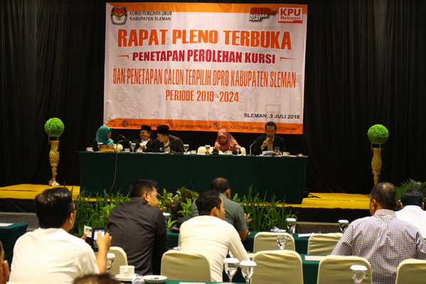 KPU Sleman menggelar rapat pleno penetapan perolehan kursi dan anggota DPRD terpilih di Kabupaten Sleman, DIY, Rabu (3/7). (Foto: Pemkab Sleman)