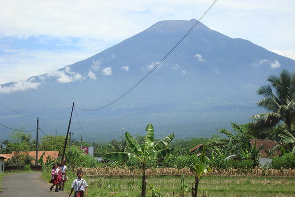 Penampakan Gunung Slamet dari depan MTsN Bobotsari, Kabupaten Purbalingga, Jateng. (Foto: Flickr/zaenal khayat)