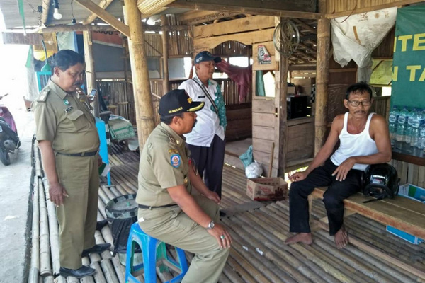 Satpol PP Kota Pekalongan menyosialisasikan rencana pembongkaran lapak perjualan para pedagang bahu jalur tol Kota Pekalongan, Jateng, Selasa (6/8). (Foto: Pemkot Pekalongan)