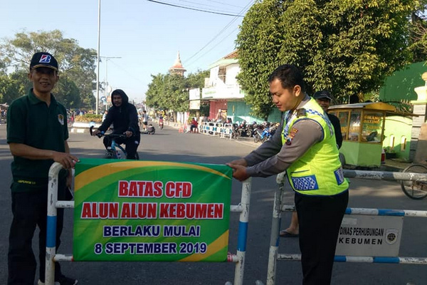 Petugas memasang papan informasi batas lokasi CFD di sekitar Alun-alun Kebumen, Jateng. (Foto: Pemkab Kebumen)