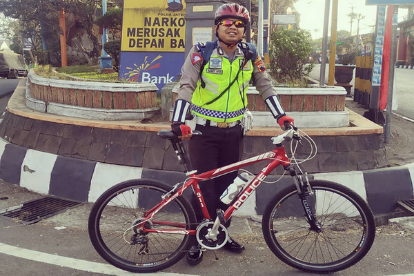  ‎Seorang Anggota Satlantas Polres Wonosobo mengenakan sepeda saat bertugas. (Foto: Instagram/@harrywibowo_ntd_31)