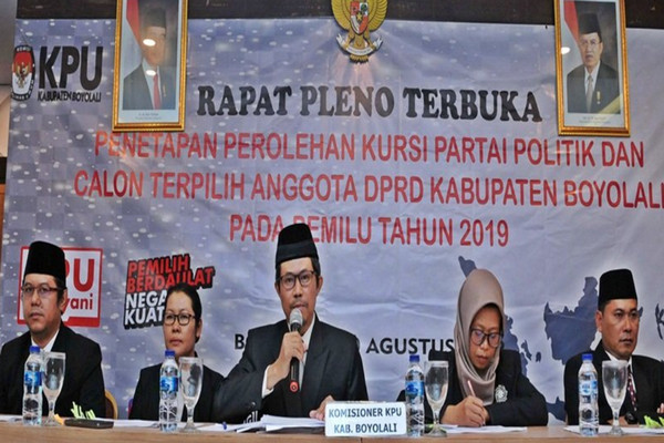 Ketua KPU Kabupaten Boyolali Ali Fahrudin bersama jajarannya saat menggelar rapat pleno terbuka penetapan calon terpilih anggota DPRD Pemilu 2019, di Front One Hotel Boyolali, pada Sabtu (10/8/2019) malam. (Foto: Antara).