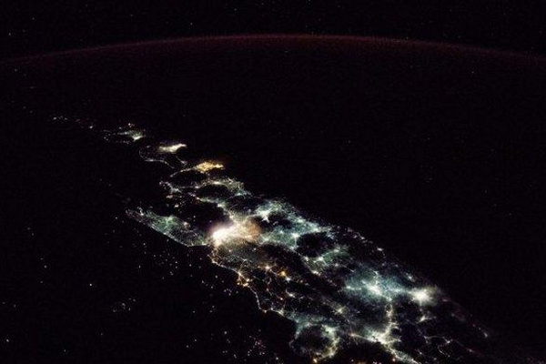 Penampakan Pulau Jawa pada malam hari dari udara. (Foto: NASA)