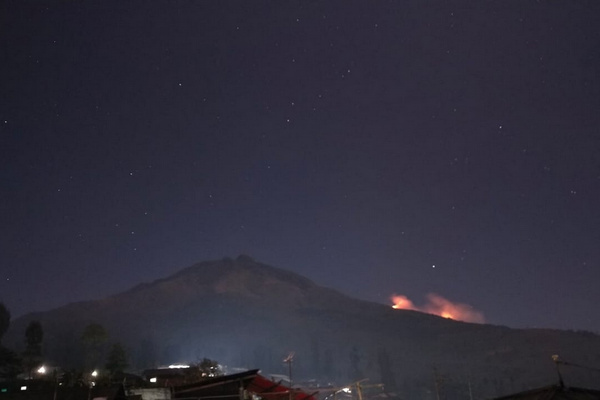 Lereng Gunung Sumbing di Kabupaten Wonosobo, Jateng, terbakar pada Minggu (11/8). (Foto: Twitter/@BNPB_Indonesia)