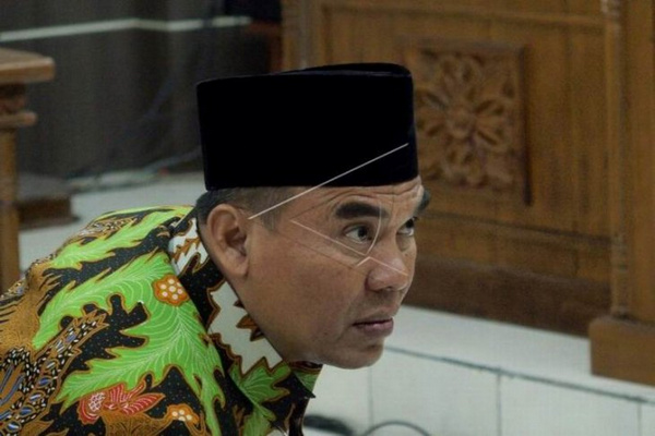 Terdakwa kasus suap terhadap hakim PN Semarang, Ahmad Marzuqi, saat menjalani sidang pembacaan tuntutan di Pengadilan Tipikor Semarang, Jateng, Selasa (13/8). (Foto: Antara Foto/R. Rekotomo)