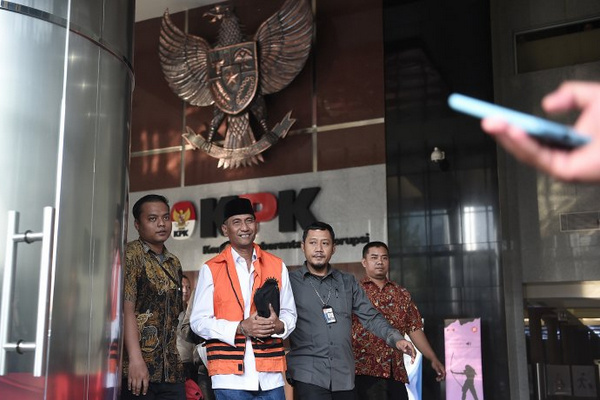 Tersangka kasus dugaan suap pengisian jabatan perangkat daerah Pemkab Kudus 2019, Muhammad Tamzil (kedua kiri), digiring petugas menuju mobil menuju tahanan usai diperiksa di Gedung KPK, Jakarta, Sabtu (27/7). (Foto: Antara Foto/M. Risyal Hidayat)