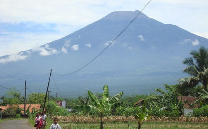 enampakan Gunung Slamet dari depan MTsN Bobotsari, Kabupaten Purbalingga, Jateng. (Foto: Flickr/zaenal khayat)