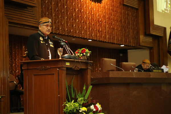Sekda Jateng, Sri Puryono, membacakan pendapat akhir Gubernur sela pengesahan Raperda RTRW di Gedung DPRD Jateng, Kota Semarang, Kamis (15/8). (Foto: Pemprov Jateng)
