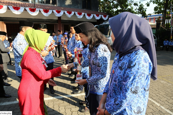 Kepala Diskominfo Jateng, Riena Retnaningrum (batik merah), menyerahkan piala kepada salah satu pemenang lomba 17-an di Kantor Diskominfo Jateng, Kota Semarang, Jateng, Sabtu (17/8). (Foto: Pemprov Jateng)