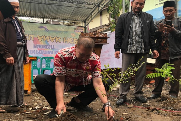Ketua DPRD Jateng, Rukma Setyabudi (tengah), menanam pohon sela kegiatan pemberian bantuan tanaman hias di Desa Parikesit, Kecamatan Kejajar, Kabupaten Wonosobo, Jateng, Selasa (18/3). (Foto: DPRD Jateng)