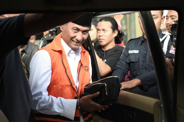 Bupati nonaktif Kudus, Muhammad Tamzil (kiri), memasuki mobil yang akan membawanya ke penjara usai menjalani pemeriksaan di Gedung KPK, Jakarta, Sabtu (27/7). (Foto: Antara Foto/Risyal Hidayat)