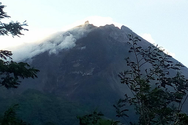 Gunung Merapi di perbatasan Jateng dan DIY. (Foto: Twitter/@BPPTKG)