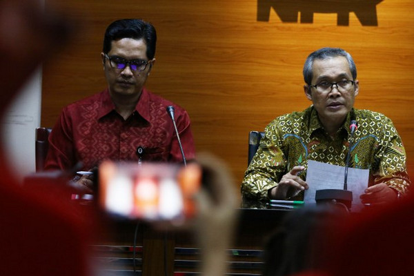 Wakil Ketua KPK, Alexander Marwata (kanan), memberikan keterangan pers terkait OTT kasus dugaan suap jaksa di Gedung KPK, Jakarta, Selasa (20/8). (Foto: Antara Foto/Rivan Awal Lingga)
