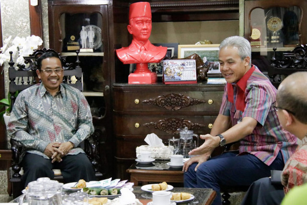 Gubernur Jateng, Ganjar Pranowo (kanan), saat menerima Dubes RI untuk Kamboja, Sudirman Haseng, di Puri Gedeh, Kota Semarang, Jateng, Selasa (20/8). (Foto: Pemprov Jateng)