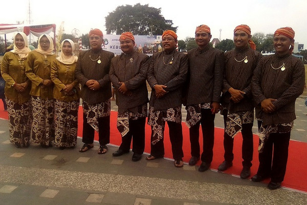Bupati Kebumen, Yazid Mahfudz (keempat dari kiri), menggunakan pakaian adat usai peluncurannya di Kabupaten Kebumen, Jateng, Rabu (21/8). (Foto: KR/Dasih Darmawati)