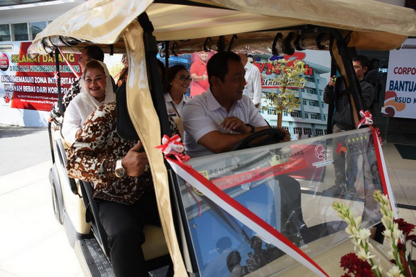Wali Kota Semarang, Hendrar Prihadi (kemeja putih), mengendarai mobil listrik di lingkungan RSUD KRMT Wongsonegoro, Kota Semarang, Jateng, Rabu (21/8). (Foto: Pemkot Semarang)