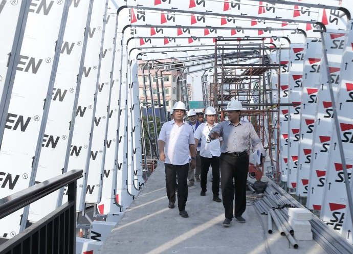 Wali Kota Semarang Hendrar Prihadi saat mengecek pembangunan gedung Parkir Pandanaran Semarang, Jumat (23/08)/Foto: Humas Pemkot Semarang.