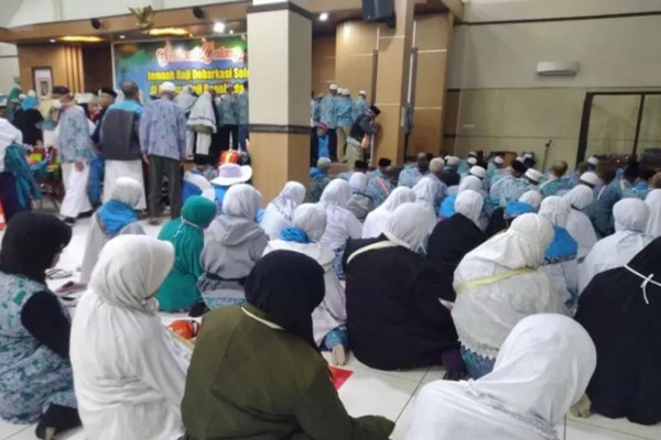 Ratusan haji Debarkasi Surakarta, Jateng kloter 23 asal Bantul menjalani salat magrib, sebelum dipulangkan ke daerahnya, di Asrama Haji Donohudan Boyolali, Minggu (25/8/2019). (Foto: Antara).