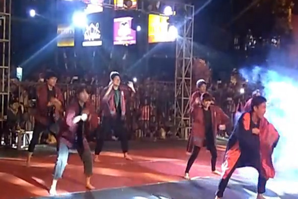 Mahasiswa Univeritas Ibaraki menari Yosakoi Soran Boshi di Festival Kentongan, Kabupaten Banyumas, Sabtu (24/8/2019) malam.