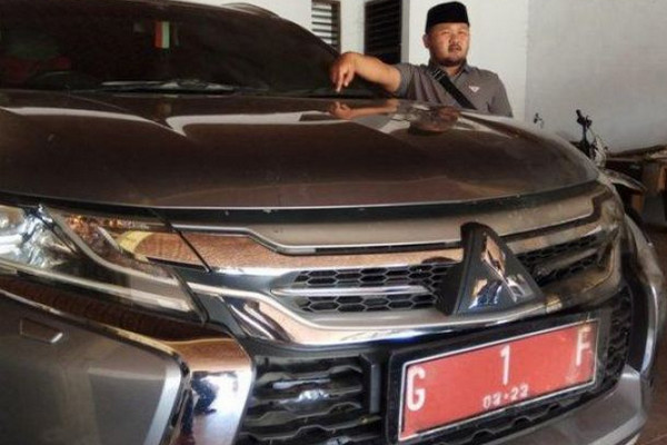 Kondisi mobil dinas Bupati Tegal, Umi Azizah, usai dibakar orang tak dikenal di Kabupaten Tegal, Jateng, Minggu (25/8). (Foto: ist)