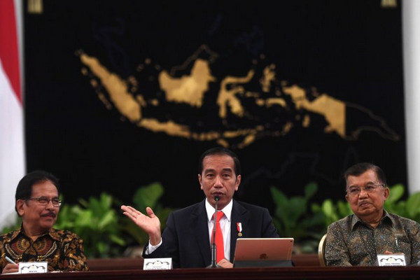 Presiden Joko Widodo (tengah) didampingi Wapres Jusuf Kalla (kanan) dan Kepala BPN, Sofyan Djalil, saat memberikan keterangan pers terkait rencana pemindahan Ibu Kota Negara di Istana Negara, Jakarta, Senin (26/8). (Foto: Antara Foto/Akbar Nugroho Gumay)