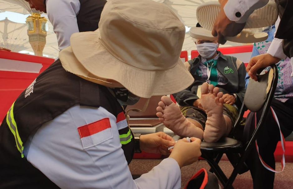 Petugas kesehatan Kemenag memeriksa kesehatan jamaah haji di Makkah/Foto: Kemenag.