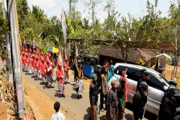 Warga Desa Pengkol, Kecamatan Nglipar, Kabupaten Gunung Kidul, Daerah Istimewa Yogyakarta, menggelar kirab budaya dalam rangka menyambut tahun baru 1 Muharam 1441 Hijriah atau 1 Suro, pada Minggu (1/9/2019). (Foto: Antara).