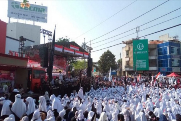 Umat Islam yang mengikuti Parade Ukhuwah  sambut tahun baru Islam 1 Muharam 1441 Hijriah, di Kota Solo, pada Ahad (1/9/2019). (Foto: Antara).