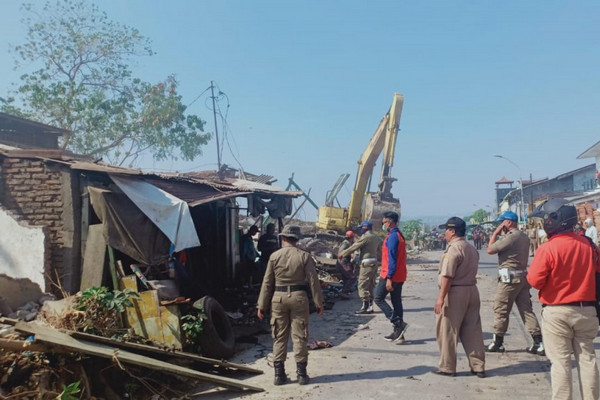 Tim gabungan saat membongkar lapak-lapak PKL di bantaran Sungai BKT, Kota Semarang, Jateng, Senin (2/9). (Foto: Pemkot Semarang)
