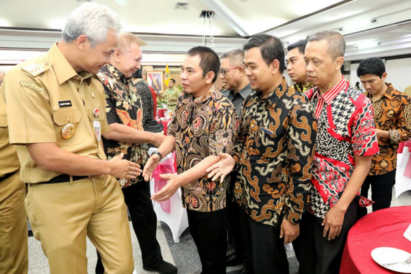 Gubernur Jateng, Ganjar Pranowo (kiri), sela kegiatan ramah-tamah bersama Anggota DPRD Jateng terpilih 2019-2024 di Gedung Gradhika Bakti Praja, Kota Semarang, Jateng, Senin (2/9). (Foto: Pemprov Jateng)