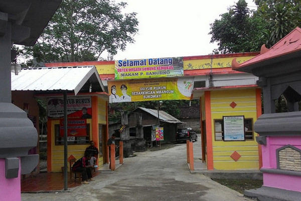 Pintu masuk menuju objek wisata religi Gunung Kemukus di Kabupaten Sragen, Jateng. (Foto: Google Maps/Noviardi Prasojo)