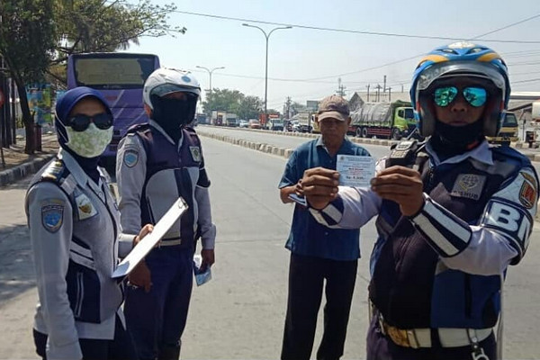 Petugas Dishub Kota Semarang, Jateng, menunjukkan karcis parkir ilegal saat operasi di lapangan, Rabu (4/9). (Foto: Twitter/@Dishubkotasmg)