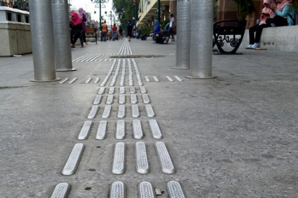 Fasilitas blok pemandu bagi difabel tunanetra di kawasan Malioboro, Kota Yogyakarta, DIY, mulai rusak. (Foto: Harian Jogja/Sunartono)