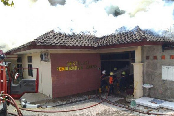 Petugas tengah berupaya memadamkan api yang membakar kamar jenazah RSUD Salatiga di Kota Salatiga, Jateng, Minggu (8/9) siang. (Foto: Ist)