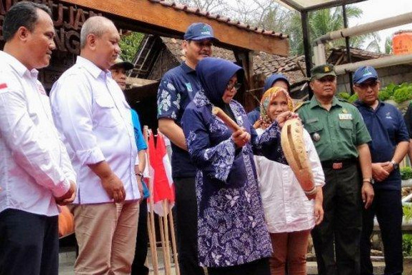 Bupati Sleman, Sri Muslimatun (kerudung biru), meresmikan Sekolah Air Hujan di Kabupaten Sleman, DIY, Senin (9/9). (Foto: Tribun Jogja/Alexander Ermando)