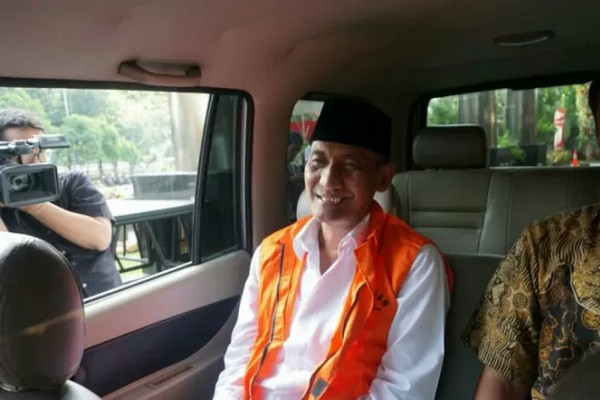 Bupati nonaktif Kudus, M Tamzil (rompi oranye), menaiki mobil tahanan usai menjalani pemeriksaan di Gedung Merah-Putih, Jakarta. (Foto: Antara/Benardy Ferdiansyah)