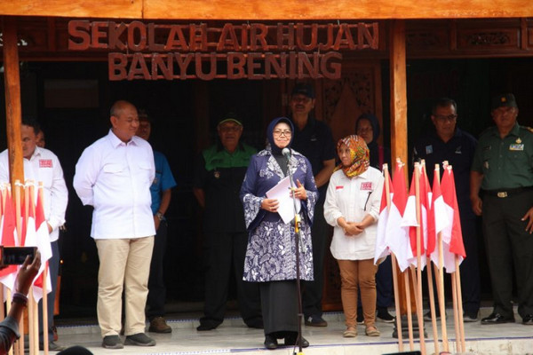 Bupati Sleman, Sri Muslimatun (tengah), meresmikan Sekolah Air Hujan di Kabupaten Sleman, DIY, Senin (9/9). (Foto: Pemkab Sleman)