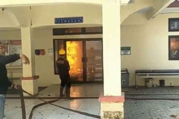 Petugas tengah berupaya memadamkan api yang membakar kamar jenazah RSUD Salatiga di Kota Salatiga, Jateng, Minggu (8/9) siang. (Foto: Ist)
