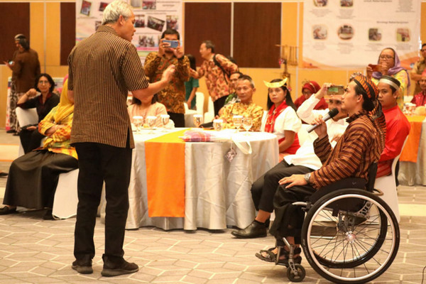 Gubernur Jateng, Ganjar Pranowo (kiri), berbincang dengan seorang difabel di Kota Surakarta, Jateng, Selasa (10/9). (Foto: Pemprov Jateng)