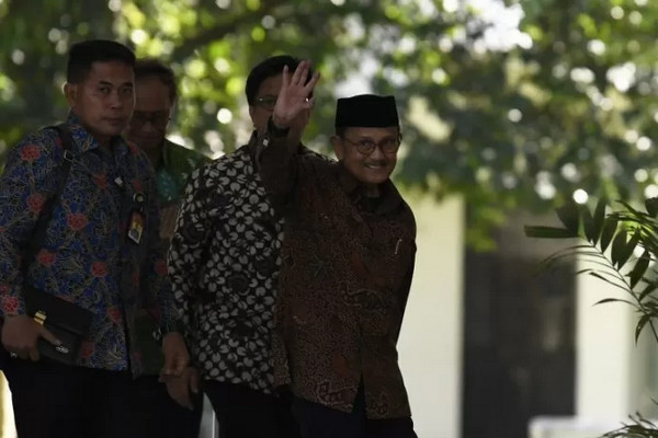 Presiden ketiga RI, BJ Habibie (kanan), menyapa wartawan saat tiba di Istana Merdeka, Jakarta, Jumat (24/5). (Foto: Antara/Puspa Perwitasari)