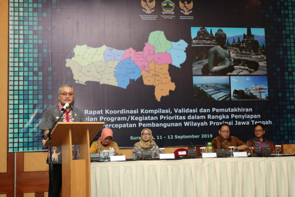 Sekda Jateng, Sri Puryono (kiri), saat membuka Rakor Kompilasi, Validasi, dan Pemutakhiran Usulan Program/Kegiatan Prioritas dalam Rangka Penyiapan Masteplan Percepatan Pembangunan Wilayah di Kota Surakarta, Jateng, Rabu (11/9). (Foto: Pemprov Jateng)