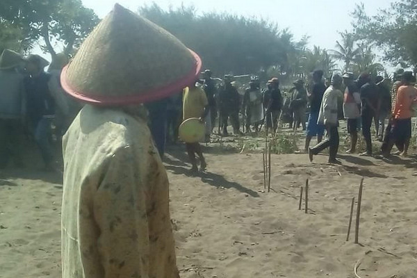 Suasana saat kericuhan antara warga Urut Sewu dengan TNI AD di areal sengketa, Desa Brencong, Kecamatan Buluspesantren, Kabupaten Kebumen, Jateng, Rabu (11/9). (Foto: Twitter/@fhmnurazzzz)