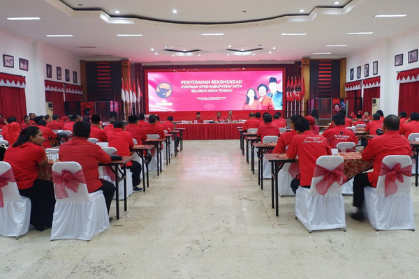 Prosesi penyerahan rekomendasi Ketua DPRD Kabupaten/Kota se-Jawa Tengah di Panti Marhaen, Kota Semarang, Jateng, Rabu (11/9). (Foto: Twitter/@DPD_PDIP_JATENG)
