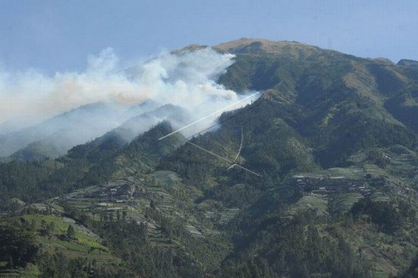 Kepulan asap kebakaran hutan Gunung Merbabu terlihat dari Kecamatan Selo, Kabupaten Boyolali, Jateng, Kamis (12/9). (Foto: Antara Foto/Aloysius Jarot Nugroho)