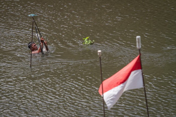 Kondisi air Bengawan Solo yang tercemar limbah etanol di Desa Kadokan, Kecamatan Grogol, Kabupaten Sukoharjo, Jateng, Jumat (6/9). (Foto: Antara Foto/Mohammad Ayudha)