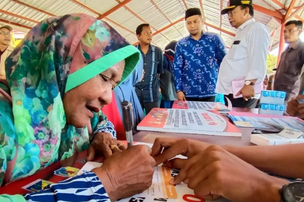 Seorang korban bencana alam di Kabupaten Donggala, Sulteng, mengurus pencairan bantuan jadup Kemensos, Sabtu (24/8). (Foto: Antara/Rangga)