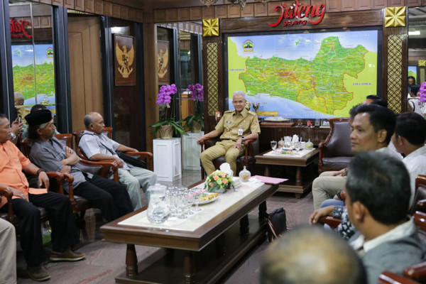 Gubernur Jateng, Ganjar Pranowo (tengah), saat bertemu pengurus APTI Jateng di Kota Semarang, Jateng, Senin (16/9). (Foto: Pemprov Jateng)