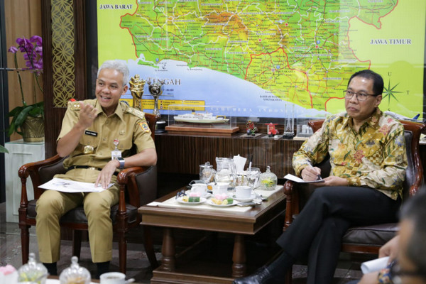 Gubernur Jateng, Ganjar Pranowo (kiri), berbincang dengan Deputi Perencanaan BKPM, Ikmal Lukman, di Kota Semarang, Jateng, Senin (16/9). (Foto: Pemprov Jateng)