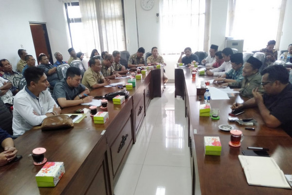 Audiensi Warga RT 17 Kelurahan Panggung kepada DPRD Kota Tegal, Jateng, Senin (16/9). (Foto: DPRD Kota Tegal)